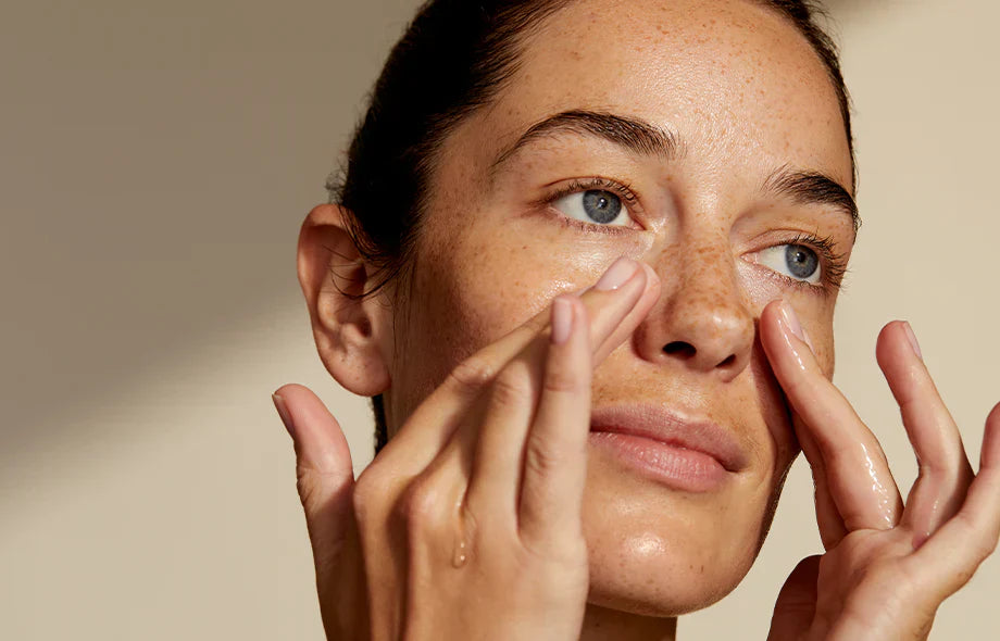 Waarom double cleansing geen luxe is, maar pure noodzaak (zeker als je houdt van skincare die écht werkt)