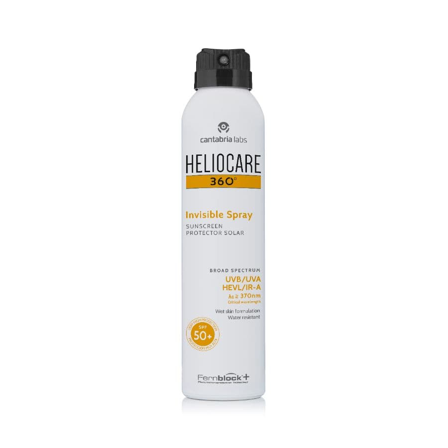 Transparante zonnebrand spray met WET SKIN-formule, water- en zandbestendig, voor breedspectrumbescherming tegen UVB, UVA, blauw licht en infrarood bij Lisa Bosmans Skincare