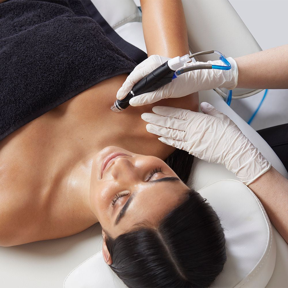 De Kracht van Professionele Gezichtsbehandelingen: HydraFacial, Peelings en Collageen Inductie