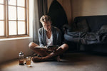 Een geur als een veilige cocon, geweven met poederige tonkaboon, warme amber en donzige witte muskus. Een veilige plek waar je je terug trekt met een kop warme kamillethee en een goed boek, waar tijd geen vat op lijkt te hebben bij Lisa Bosmans Skincare