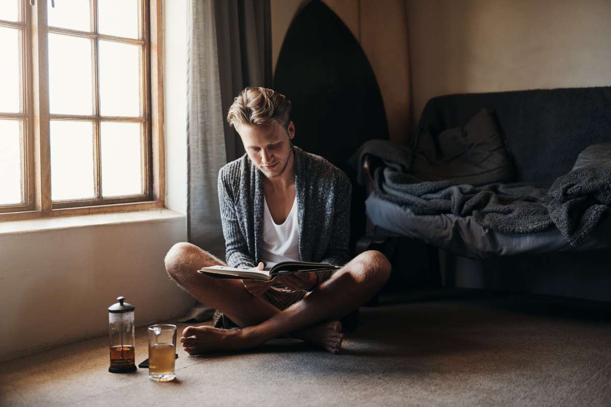 Een geur als een veilige cocon, geweven met poederige tonkaboon, warme amber en donzige witte muskus. Een veilige plek waar je je terug trekt met een kop warme kamillethee en een goed boek, waar tijd geen vat op lijkt te hebben bij Lisa Bosmans Skincare