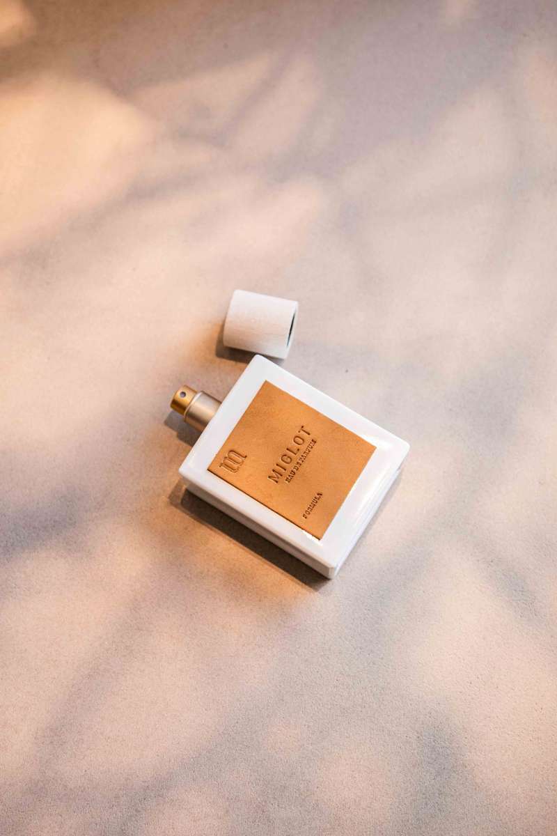 Miglot Formula 16 Eau de Parfum in een stijlvol wit flacon, met de verfijnde geur van geranium, witte bloemen, lotus en musk bij Lisa Bosmans Skincare