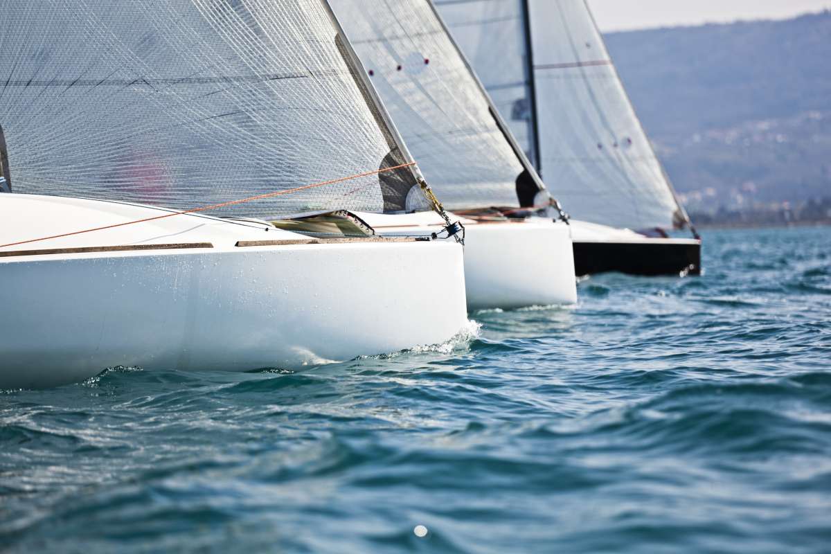 Een herinnering aan een ideale dag ergens in een mondaine kustplaats, op een terras met zicht op de jachthaven. Een stralende zon laat het water schitteren en de houten boegen glanzen, terwijl een zeebriesje als een zilte nevel op je warme huid verdampt bij Lisa Bosmans Skincare