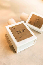 Miglot Formula 56 Eau de Parfum in een stijlvol wit flacon, met een geurcombinatie van bergamot, geranium, koriander, nootmuskaat, ambergris, sandelhout, vanille en tonkaboon bij Lisa Bosmans Skincare