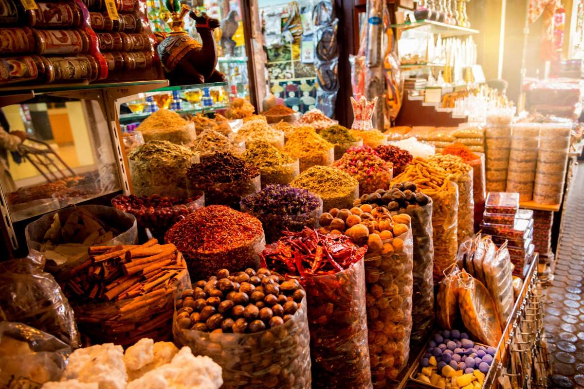 Formula 56 neemt je mee door de souks, vol intrigerende aroma’s van exotische kruiden die nieuwsgierigheid, verlangen en fascinatie opwekken. Ingewikkeld in een warme wolk van poederig tonkaboon, crèmig sandelhout en zoete amber en vanille bij Lisa Bosmans Skincare