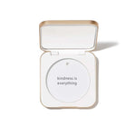 Jane Iredale navulbare compact met magnetische sluiting en spiegel, geschikt voor alle poedernavullingen en bronzers bij Lisa Bosmans Skincare